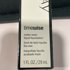 Timewise matte-wear liquid foundation beige 4